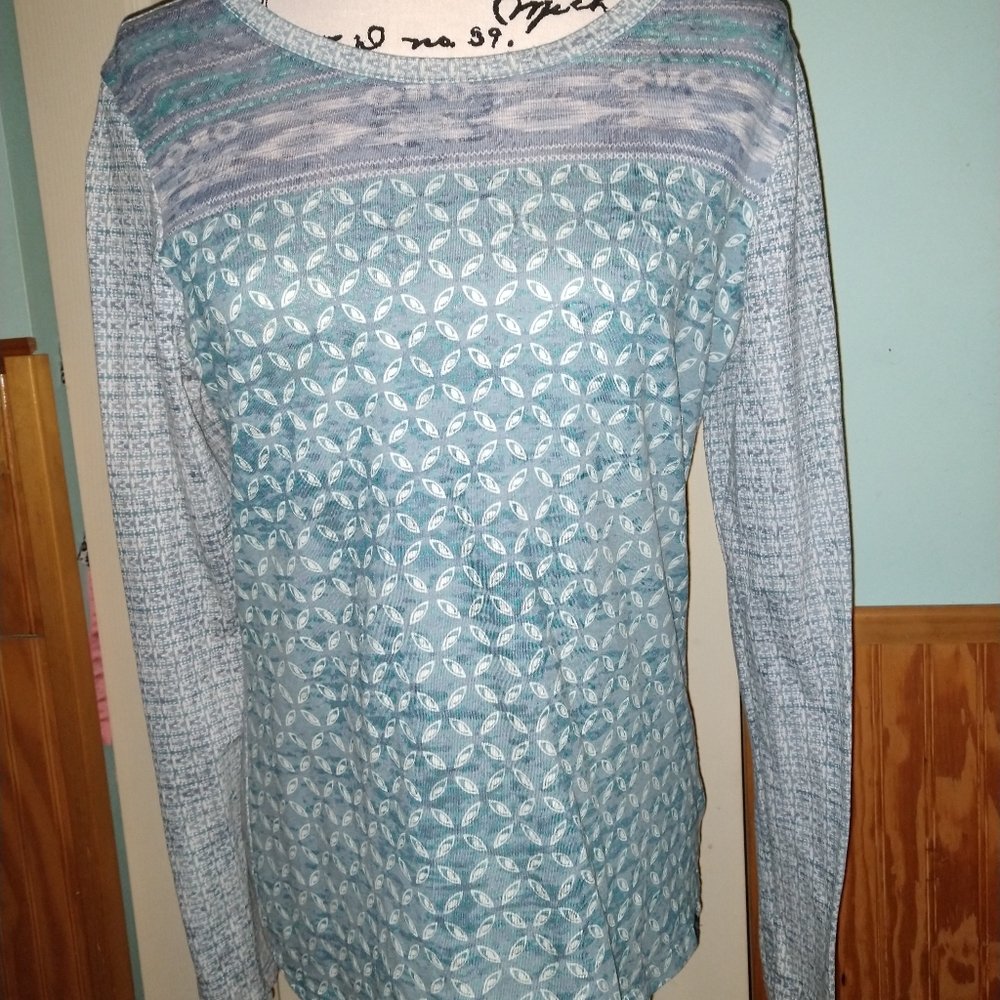 Like New Large Lightweight Long Sleeve Shirt - Picture 2 of 4